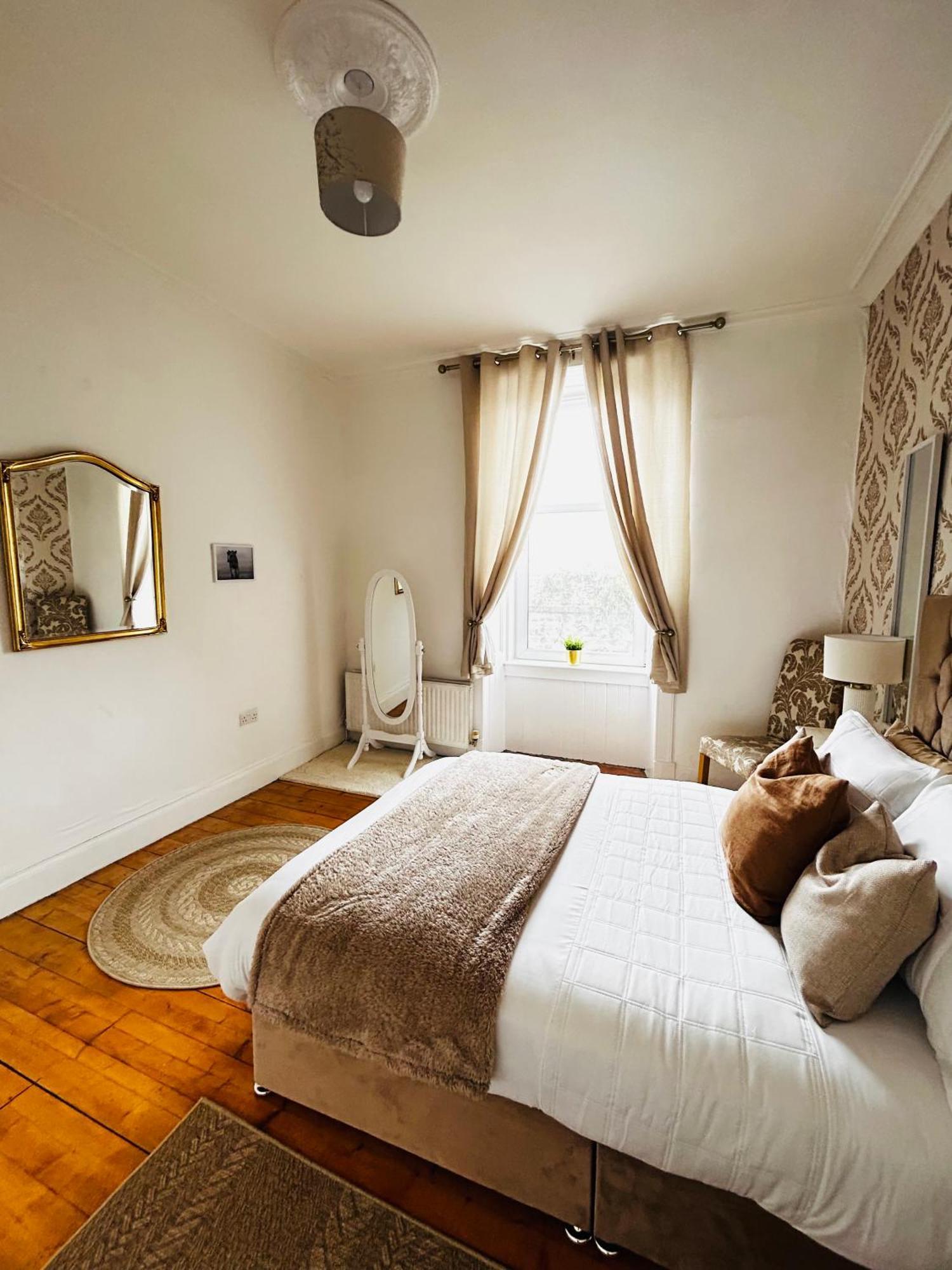 The Lazy Lion - Spacious 2 Bedroom - Town Centre Holiday Home Apartment Port Glasgow Exterior foto